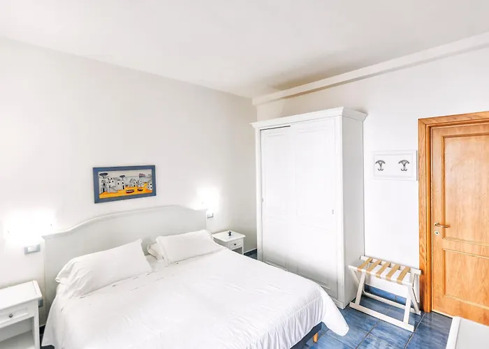 Cava Dell'isola Szálloda 3*