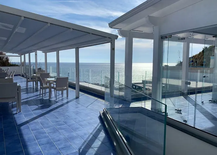 Cava Dell'isola Szálloda