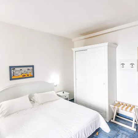 Cava Dell'isola ホテル 3*